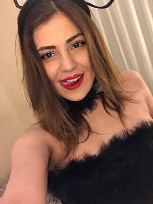 Erotik Escort Ayça Adını Bilmediğiniz Fantezileri Yapıyor